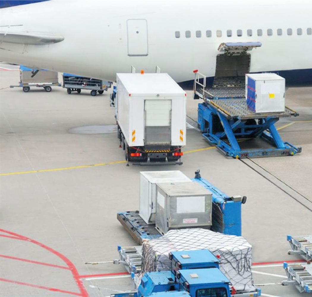 Carga siendo embarcada en un avión de carga en pista