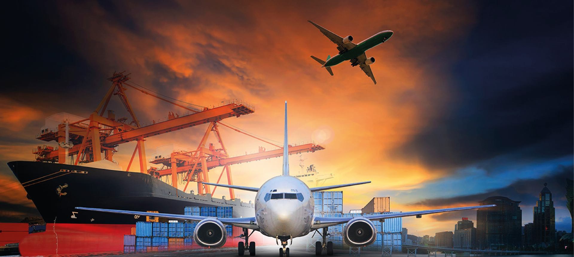 Transporte de carga internacional: buque, avión de carga y contenedores en puerto